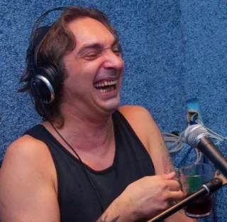 😆 homem, fones de ouvido, rindo, xícara, regata, retrato telegram sticker
