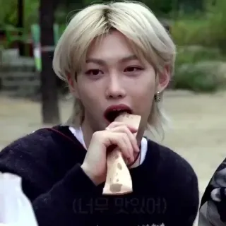 😋 너무 맛있어 kpop, idol, przekąska, jedzenie, osoba, jedzenie telegram sticker