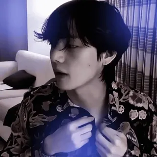 😢 V V, BTS, Kim Taehyung, K-pop, penyanyi, idola, selebriti telegram sticker