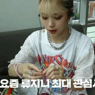 💶 요즘 류지니최대관심사 한국인, 여자, 금발 머리, 보석, 실내 telegram sticker