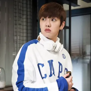 😳 CAP k-pop, maschio, persona, adolescente, interno, cuffie, maglione, ritratto telegram sticker