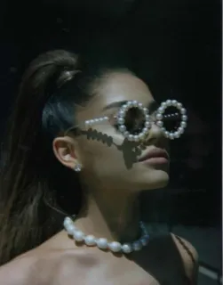 😎 Ariana Grande piosenkarka, celebrytka, gwiazda pop, kobieta, naszyjnik z pereł, okulary przeciwsłoneczne z perłami telegram sticker