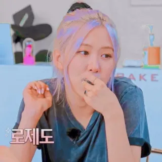 🍰 로제도 mulher, comendo, pessoa, mulher, comida telegram sticker
