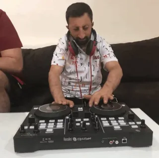 🎧 DJ, música, tocadiscos, mezcla, fiesta, música electrónica, DJing telegram sticker