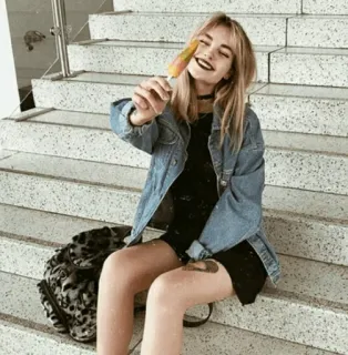🐼 Frau, Eis am Stiel, Treppe, Jeansjacke, Mädchen, sitzend, lässig telegram sticker