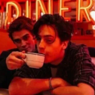 🌨 Archie Andrews Riverdale Riverdale, Archie, Jughead, Drama adolescente, Serie TV, Amigos, Tomando café telegram sticker