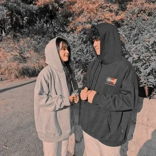 🤔 couple, sweats à capuche, automne, jeunes, extérieur telegram sticker