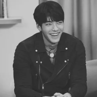 ➿ Kim Woo-bin acteur, koreaans, glimlach, man, zwart-wit, jas whatsapp sticker