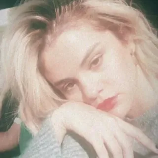 🍰 Frau, Gesicht, Porträt, Mädchen, Blonde Haare, Make-up, Roter Lippenstift, Melancholie telegram sticker