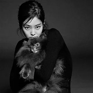 🐾 женщина, собака, домашнее животное, портрет, черно-белое, человек, померанский шпиц, животное telegram sticker