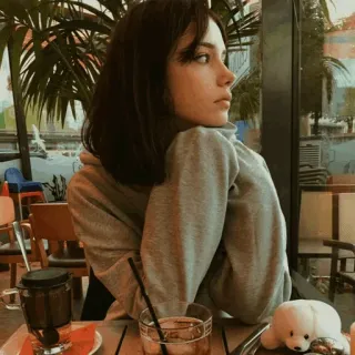 🥥 Frau, Café, Innenraum, Tageslicht, Porträt, nachdenklich telegram sticker
