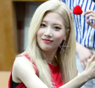 😧 femme, blonde, K-pop, chanteuse, boucles d'oreilles étoile, coeur rouge telegram sticker