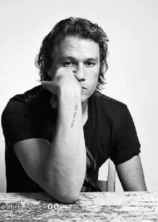 😕 Heath Ledger which does not kill you Schauspieler, Porträt, Schwarzweiß, Berühmtheit, Tätowierung telegram sticker