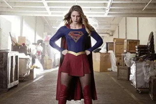 😑 Supergirl Supergirl, DC Comics, supereroe, supereroina, mantello rosso, posa di forza whatsapp sticker