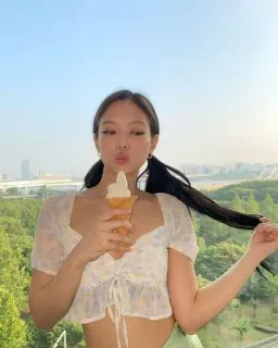 🌟 Jennie kpop, jennie, sorvete, comendo, fofa, mulher, cantora telegram sticker