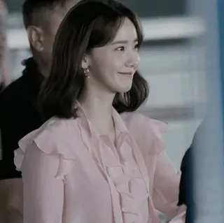 ⛲️ 女人, 肖像, 韩国, 粉色衬衫, 微笑, 侧脸 telegram sticker