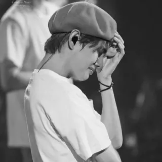 😭 V 韩流, BTS, 歌手, 偶像, 男人, 贝雷帽, 哭泣, 悲伤 telegram sticker