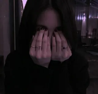 🙈 phụ nữ, tay, ngón tay, chân dung, tóc nâu, goth, emo telegram sticker