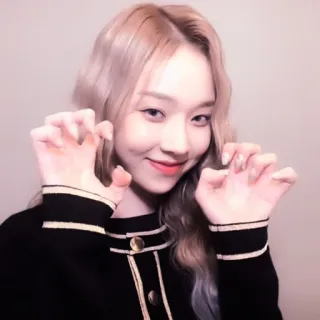 🧋 ผู้หญิง, ภาพเหมือน, ผมบลอนด์, น่ารัก, ยิ้ม, เคป็อป, นิ้ว whatsapp sticker