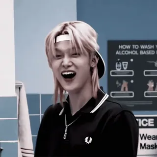 🥓 HOW TO WASH YOUR ALCOHOL BASED H osoba, mężczyzna, uśmiechnięty, blond włosy, polo, wewnątrz telegram sticker