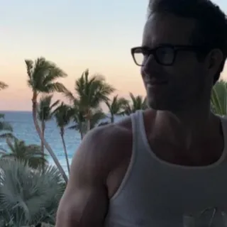 🔮 Ryan Reynolds aktor, selebriti, pria, kacamata, kaus tanpa lengan telegram sticker
