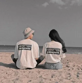 💗 patagonia couple, plage, Patagonie, t-shirt, océan, sable telegram sticker
