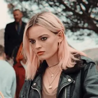 ✨ Maeve Wiley Sex Education 메이브 와일리, 오티스의 비밀 상담소, 인물 사진, 여자, 가죽 재킷, 캐릭터 telegram sticker