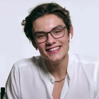 🎲 osoba, mężczyzna, uśmiechnięty, okulary, portret whatsapp sticker
