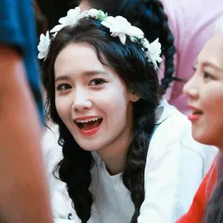 🌥 Yoona Yoona, SNSD, penyanyi, aktris, Korea Selatan, mahkota bunga, senyum whatsapp sticker