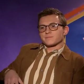 😐 Tom Holland Tom Holland, acteur, célébrité, lunettes, veste marron, chemise rayée telegram sticker