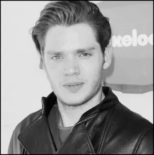 🍺 Dominic Sherwood ator, retrato, celebridade, homem, preto e branco, Dominic Sherwood telegram sticker