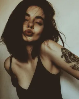 💸 mujer, morena, retrato, tatuaje, chica, selfi telegram sticker
