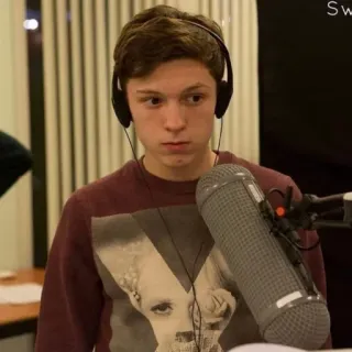 😐 Tom Holland acteur, célébrité, portrait, homme, casque, microphone telegram sticker