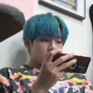 🐻 persona, giocando telefono, smartphone, maglietta tie-dye, capelli blu telegram sticker
