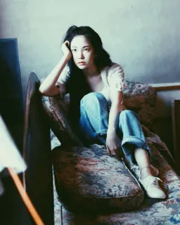 ☁️ 女性, 座っている, ジーンズ, 椅子, ポートレート, カジュアル, 屋内, ファッション telegram sticker