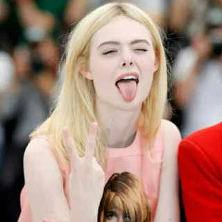 😝 Elle Fanning, Actriz, Retrato, Sacando la lengua, Signo de la paz telegram sticker