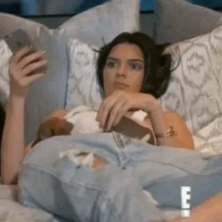 ✨ Kendall Jenner 有名人, 女性, 電話, 横たわる, ジーンズ, 人 telegram sticker