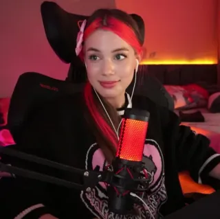🤍 gamer, streamer, femme, microphone, cheveux roses, jolie whatsapp sticker