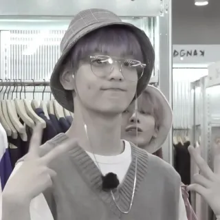 🔖 garçon, homme, lunettes, chapeau, signe de paix, coréen, asiatique, jeune telegram sticker