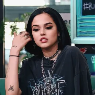 💛 mujer, persona, tatuaje, pelo negro, joyería, collar whatsapp sticker