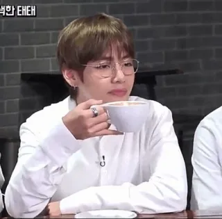 😐 색햠 EHETE người đàn ông, cà phê, tách, kính, uống, kpop, taehyung telegram sticker