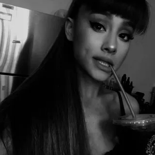 🏹 Ariana Grande celebridad, cantante, retrato, mujer, bebida, blanco y negro telegram sticker