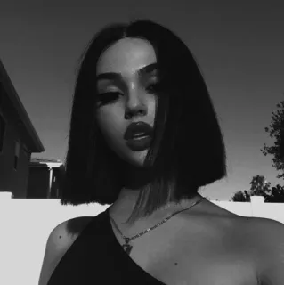 🥀 femme, portrait, monochrome, collier, maquillage whatsapp sticker