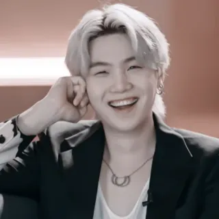 🦘 Suga kpop, cantante, ídolo, sonriendo, min yoongi, celebridad whatsapp sticker