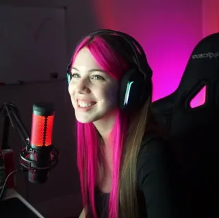 🤍 femme, gamer, cheveux roses, souriante, casque, micro, portrait, streamer whatsapp sticker