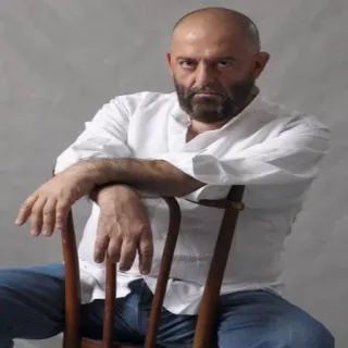 😙 mężczyzna, portret, siedzący, biała koszula, krzesło, w średnim wieku, poważny telegram sticker