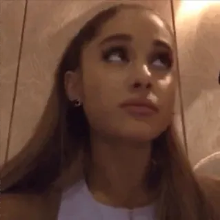 📀 Ariana Grande chanteur, célébrité, pop, musique, femme, visage, regard vers le haut whatsapp sticker