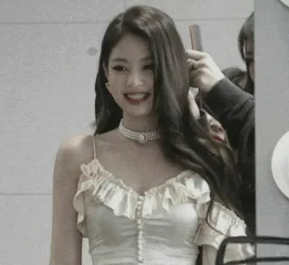 🌼 Jennie femme, sourire, portrait, collier de perles, robe telegram sticker