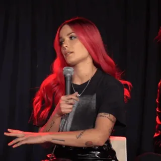 🍒 Halsey cantor, músico, artista, cabelo ruivo, microfone, celebridade whatsapp sticker