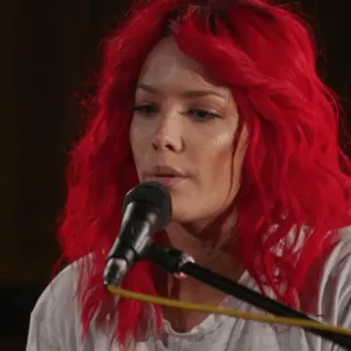 🍒 Halsey cantora, músico, cabelo vermelho, microfone, Halsey whatsapp sticker